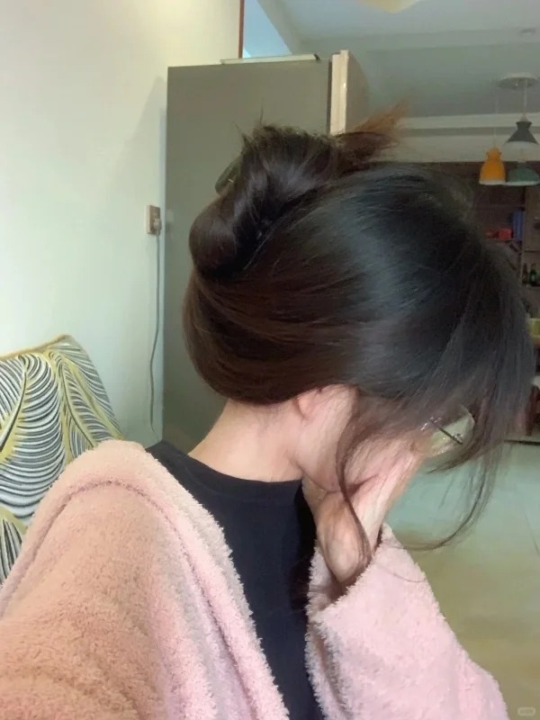 为什么有的女生身上香香的
同样是女生，为什么有些女生身上香香的，不是香水的那种香