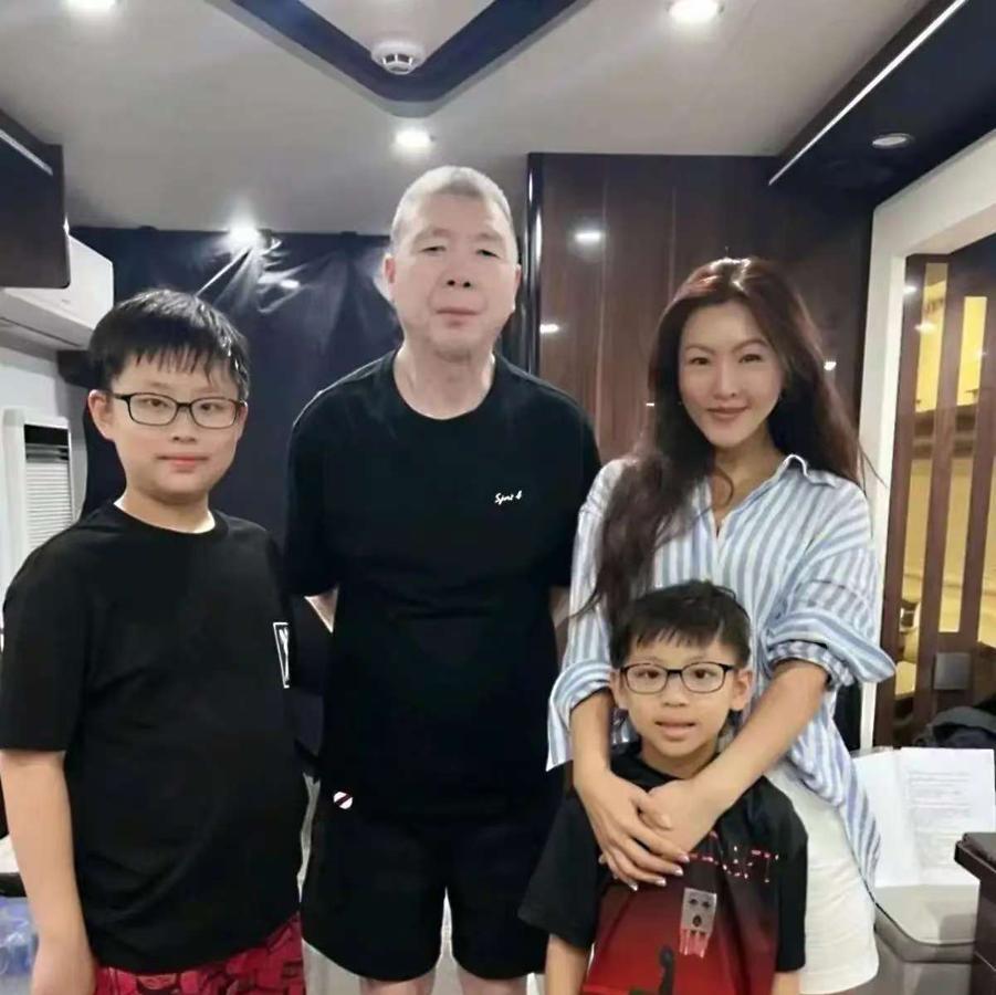 有钱人真是太会玩了！冯小刚65岁，白癜风竟然好了！

最近65岁的冯小刚状态不错