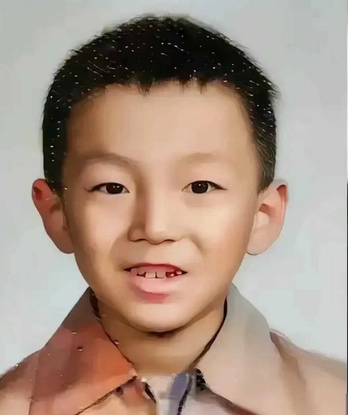 这位男孩长相普通，没人会预料到他在长大后成为炙手可热的大明星！他的成才之路充满了