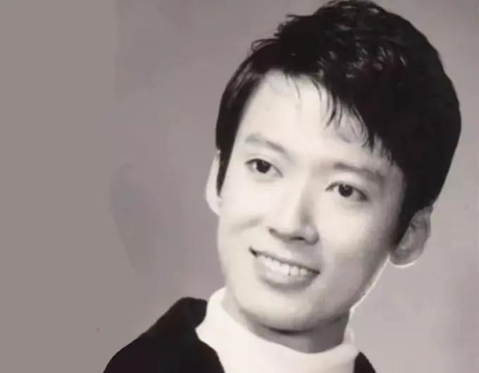 这位小帅哥大家认得吗？是很多人的童年阴影
他在九十年代拍摄过大量港产片和TVB亚