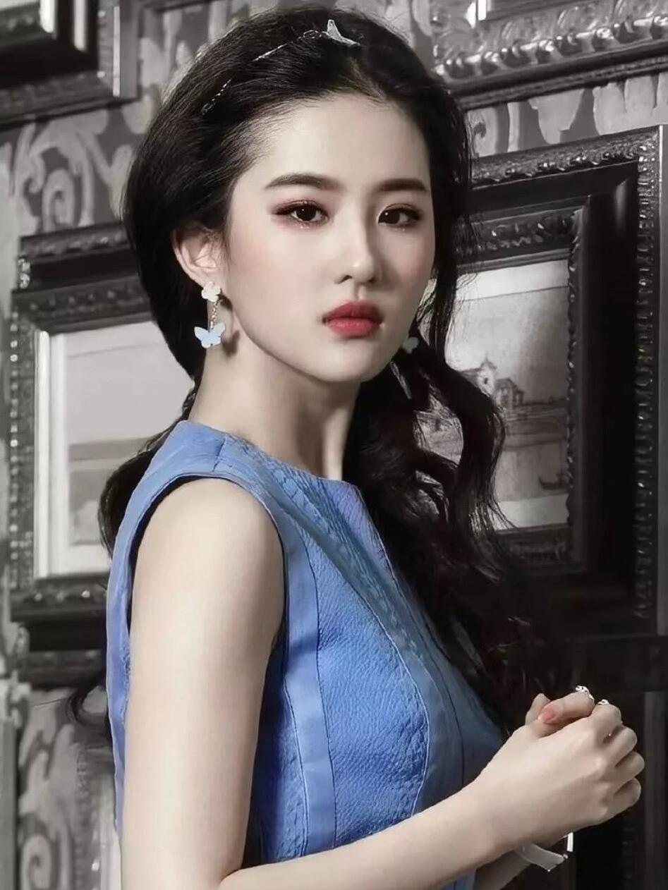 她做到了淡妆浓抹总相宜