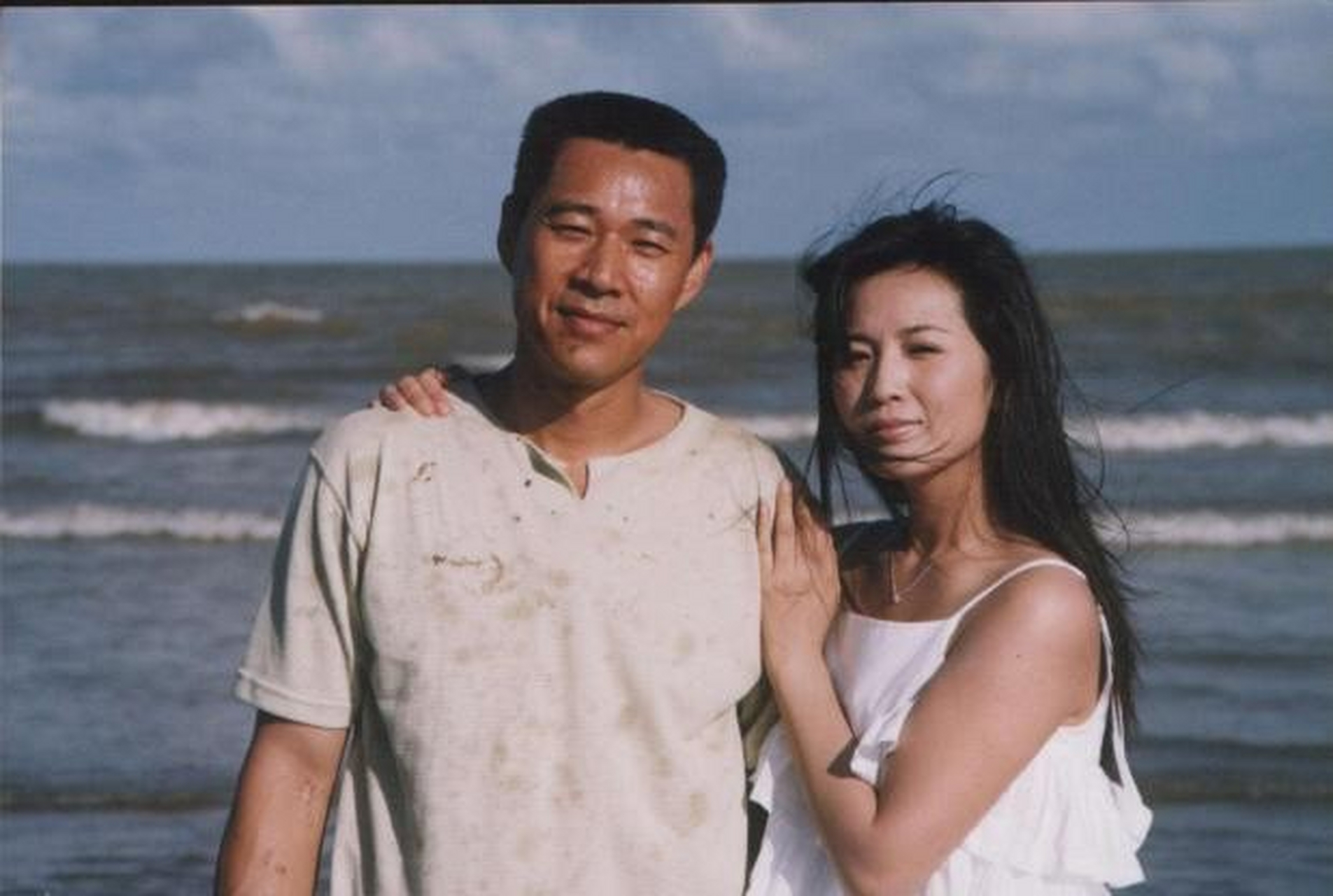 在一次访谈中，主持人问张丰毅：“作为父亲，儿子结婚您为什么不去参加呢？”
张丰毅