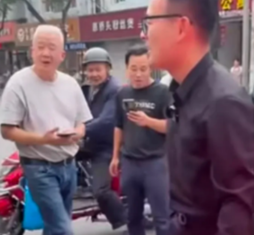 “活该他发财！”2023年，浙江一外卖员在送餐时，为躲避车辆，不慎撞向一旁价值4