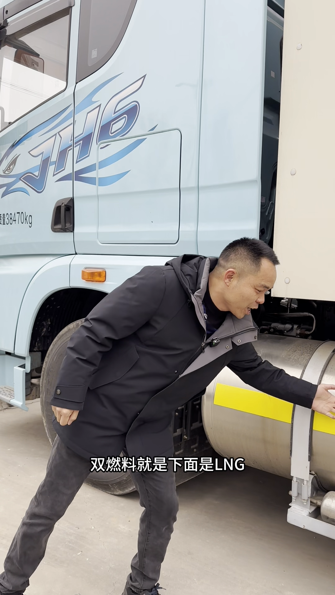 新疆最火的双燃料的车也有库存车在卖了。双燃料就是下面是LNG，上面是CNG。为什