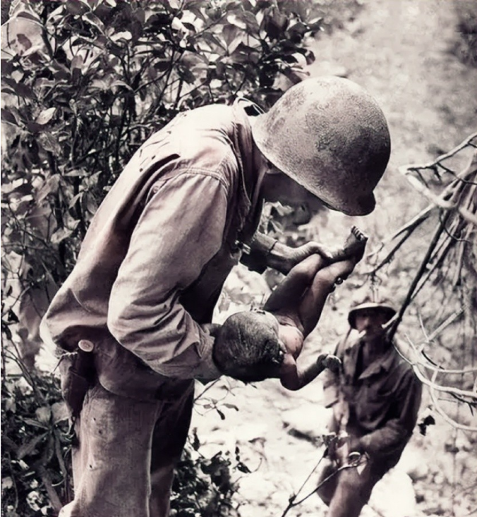1943年，塞班岛战役中，美军在歼灭了战壕中负隅顽抗的日本人之后，发现了一名尚在