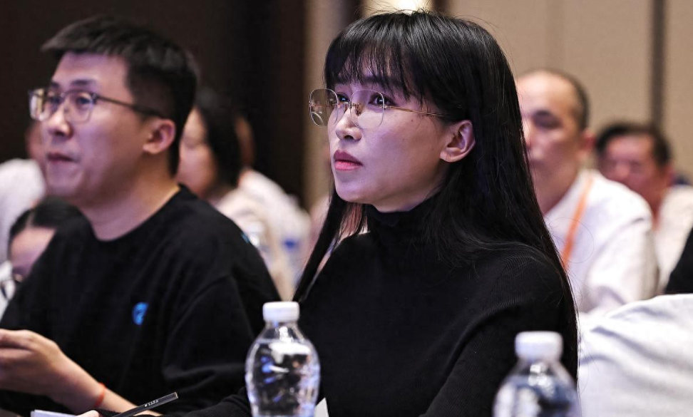 李子柒又有新身份！11月16日，李子柒在浙江瑞安被聘为东源木活字印刷文化研究院文