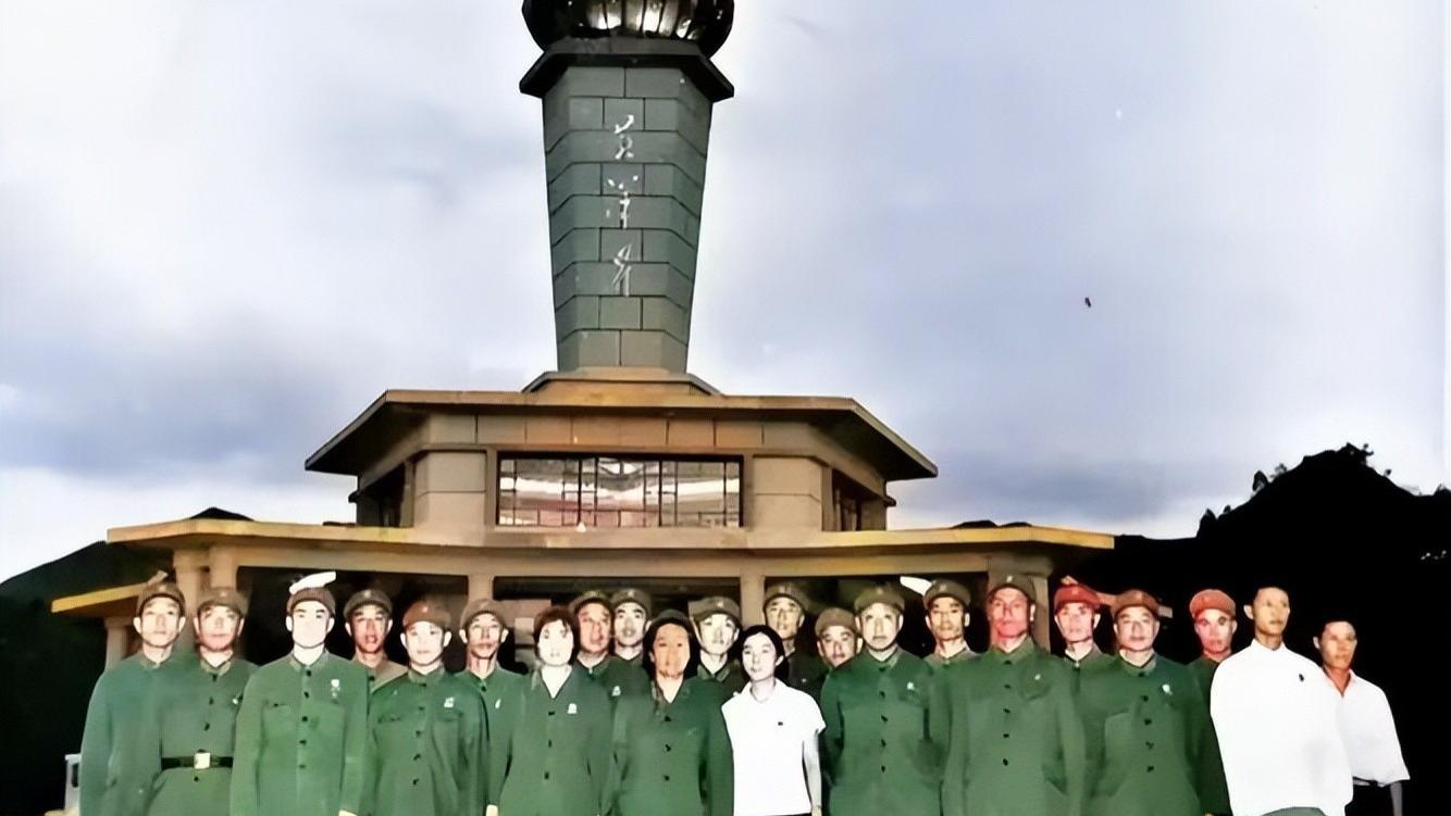 1969年井冈山珍贵合影：林豆豆容貌清秀，母亲一身军装面带笑容