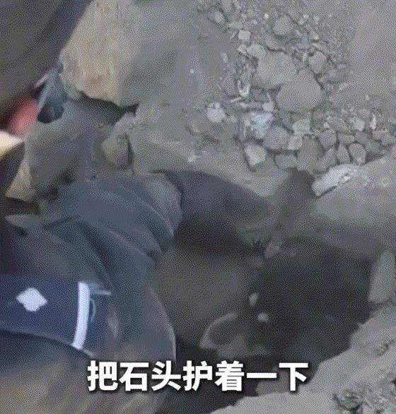 暖心了！日喀则市特警支队的救援队员们，搜救过程中在一处倒塌的房屋前，发现一只被困