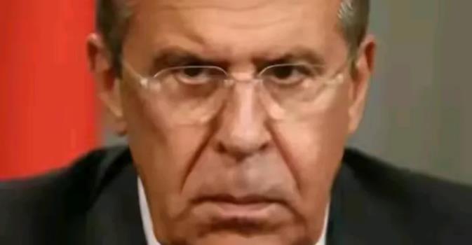 出大事了！俄国外交部长演讲遭突袭！
正当俄罗斯外长拉夫罗夫发表关于国际安全局势的