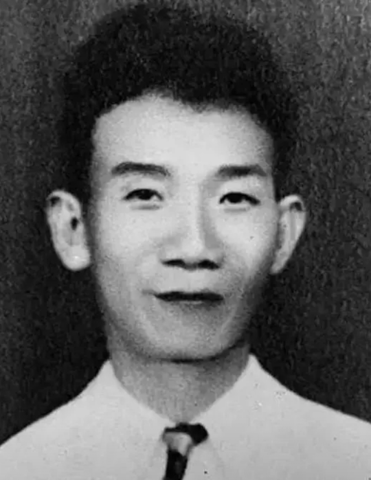 1919年，23岁的郁达夫去逛青楼，想要发泄一晚，对老鸦说：“给我找一个年纪最大