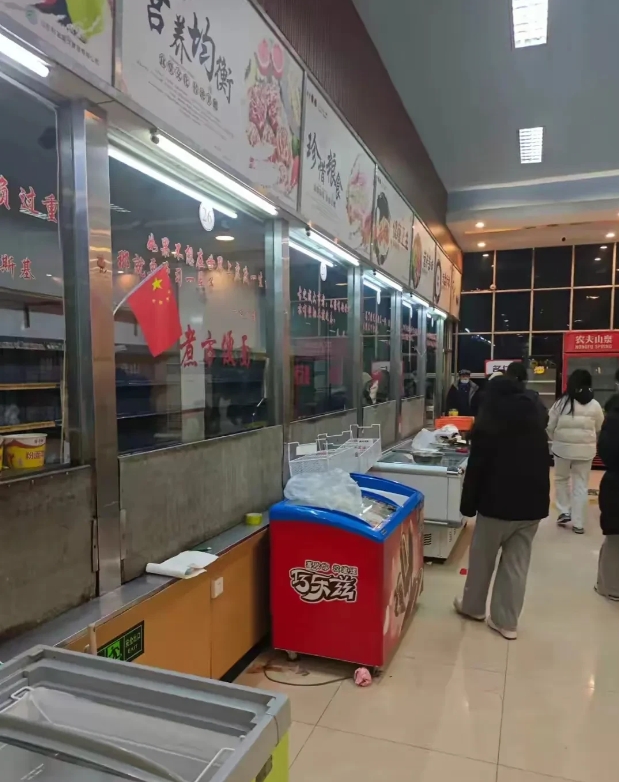 山东济南，一大叔在超市卖煮方便面，3.5元/碗，不料超市看着眼红，直接卖10元/
