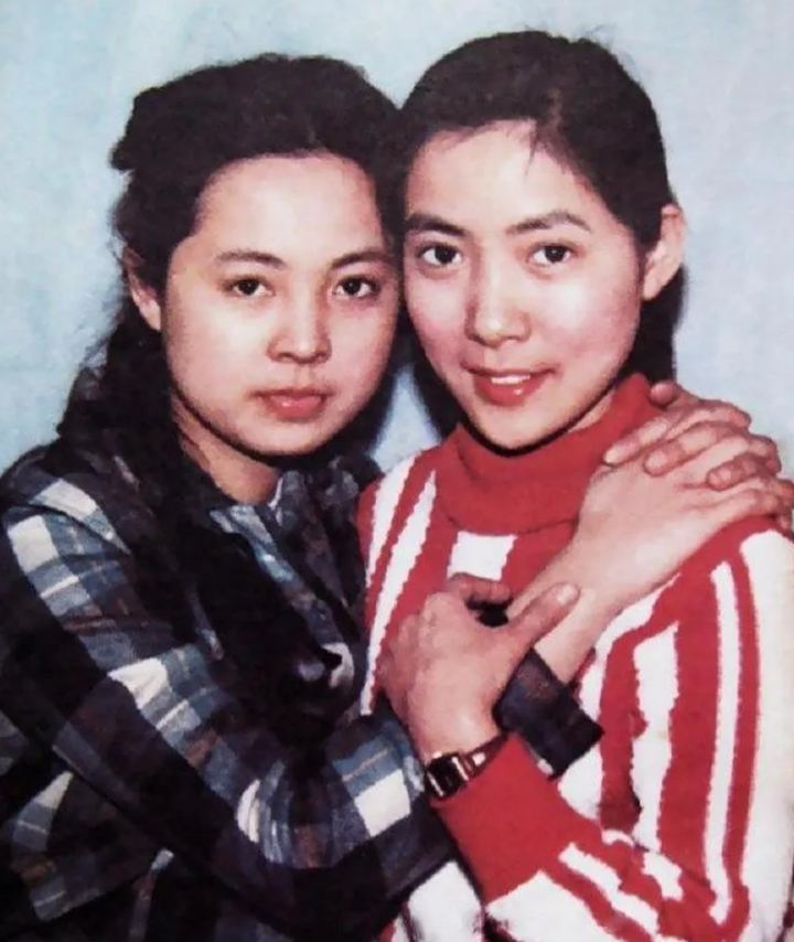 她是沈丹萍的闺蜜，八十年代著名电影演员，估计一般人都把她遗忘了，或许老影迷还记得