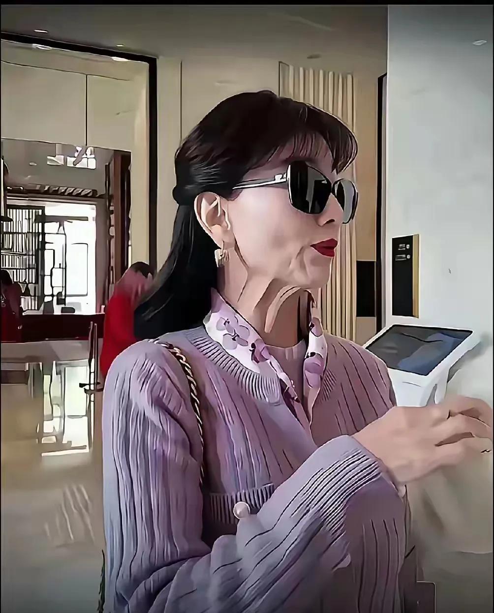 网友在机场拍到赵雅芝老师，其实并不像传说的那么神，老人毕竟是老人，这些细节大家就