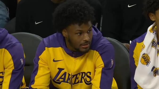 湖人菜鸟布朗尼真是太让人心疼了，在今天湖人以97：111惨败于勇士的季前赛中，布