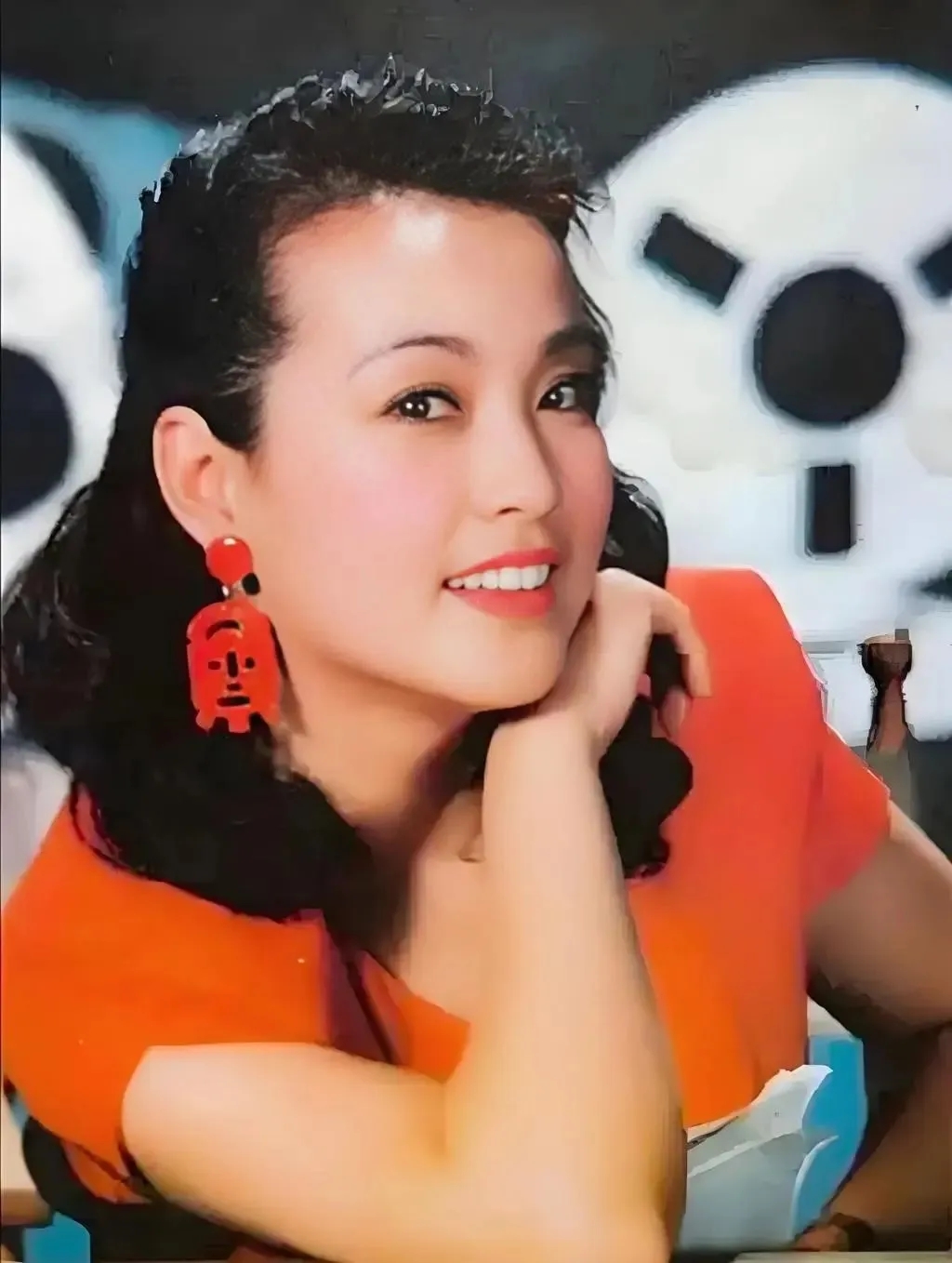 《一路繁花》里，刘晓庆说：倪萍是一位很优秀的主持人，而我也不差，我是首 位春晚主