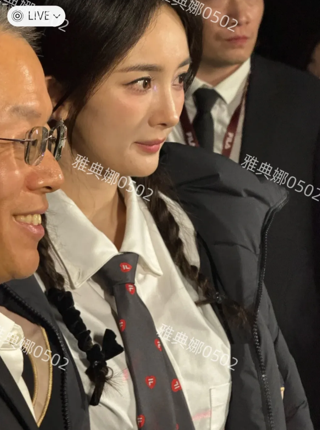 杨幂本人根本没有网上吹得那么年轻漂亮，生图皮肤不白有些油，法冷纹很深很显老。
虽