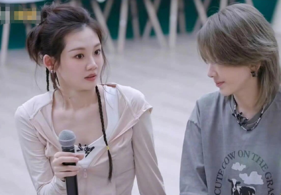 苗苗既清纯又水灵，男生们都挺喜欢的吧

苗苗以其清纯水灵的形象在娱乐圈中独树一帜