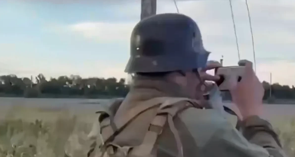 在攻入俄罗斯库尔斯克地区后，一名乌克兰士兵兴奋的模仿起二战期间的德国纳粹士兵的装