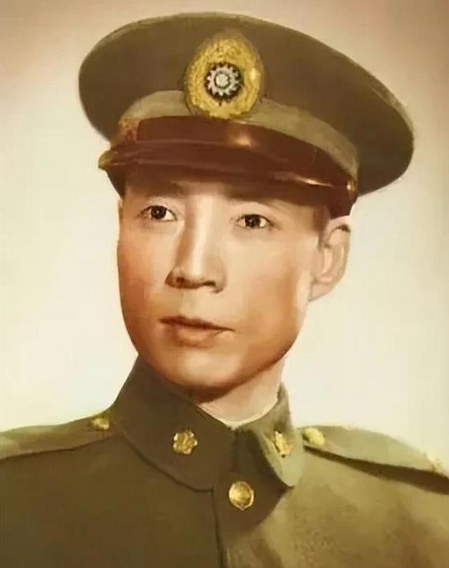 1947年，杜月笙六十大寿包场大戏院，淞沪警备司令宣铁吾带着姨太太去看戏，进门无