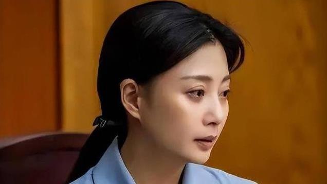 她是演员中的女富豪，豪车轮流开，曾多起绯闻，45岁活得像20岁