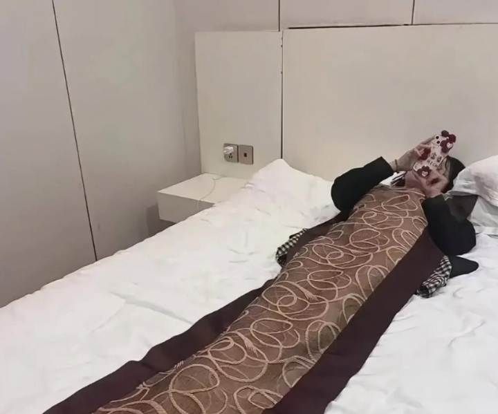 总于玩明白酒店这条布的用处了！哈哈哈哈 [大笑][大笑][大笑][大笑][大笑]