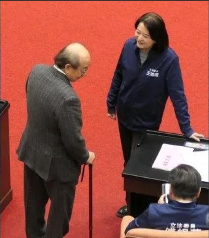 民进党团总召柯建铭今天表示，总预算审查应该是党团协商删除一个总数，然后表决时就只