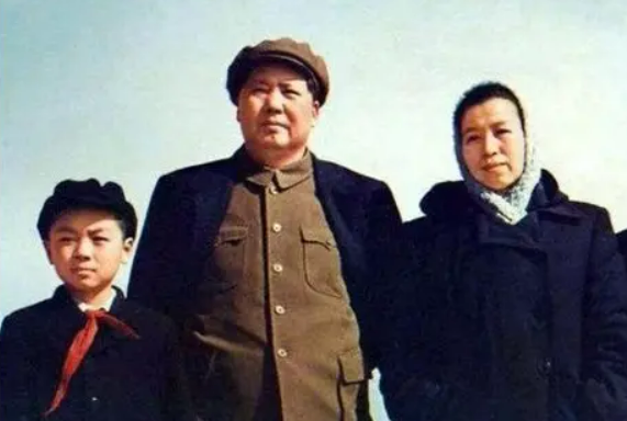 江青花费五亿，建了一座室内游泳池，毛主席让她写检讨