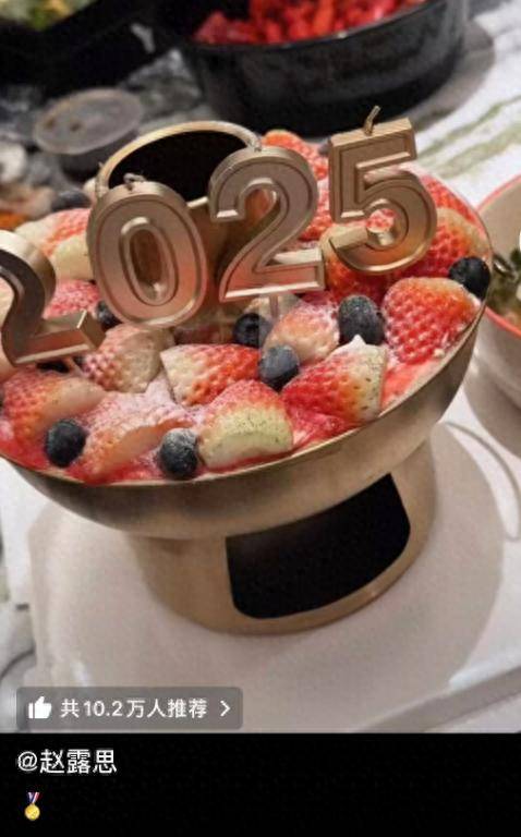 🎉 新年快乐！在2025年的第一天，赵露思终于更新了动态，向大家报平安。
这是