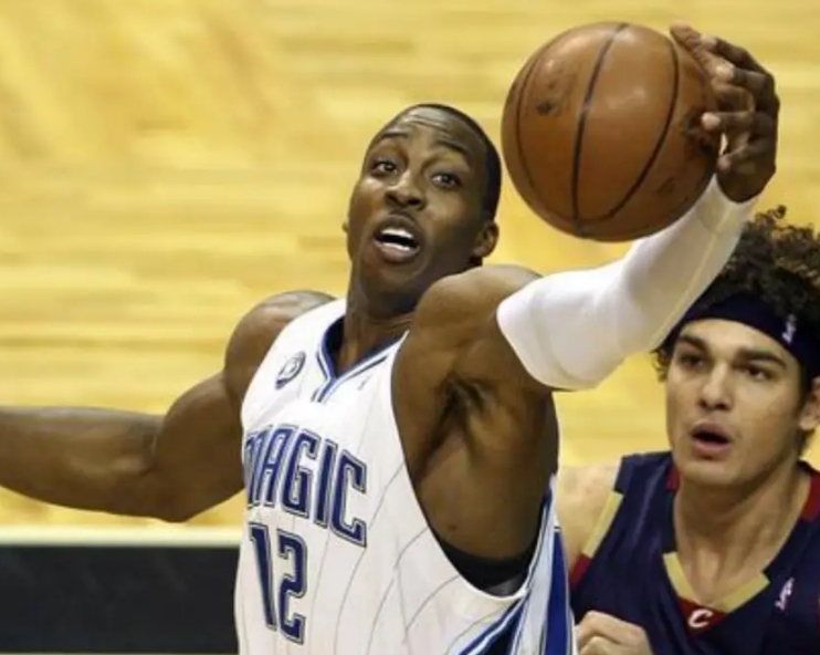霍华德是NBA历史上最好的防守球员之一，可惜进攻只有吃饼