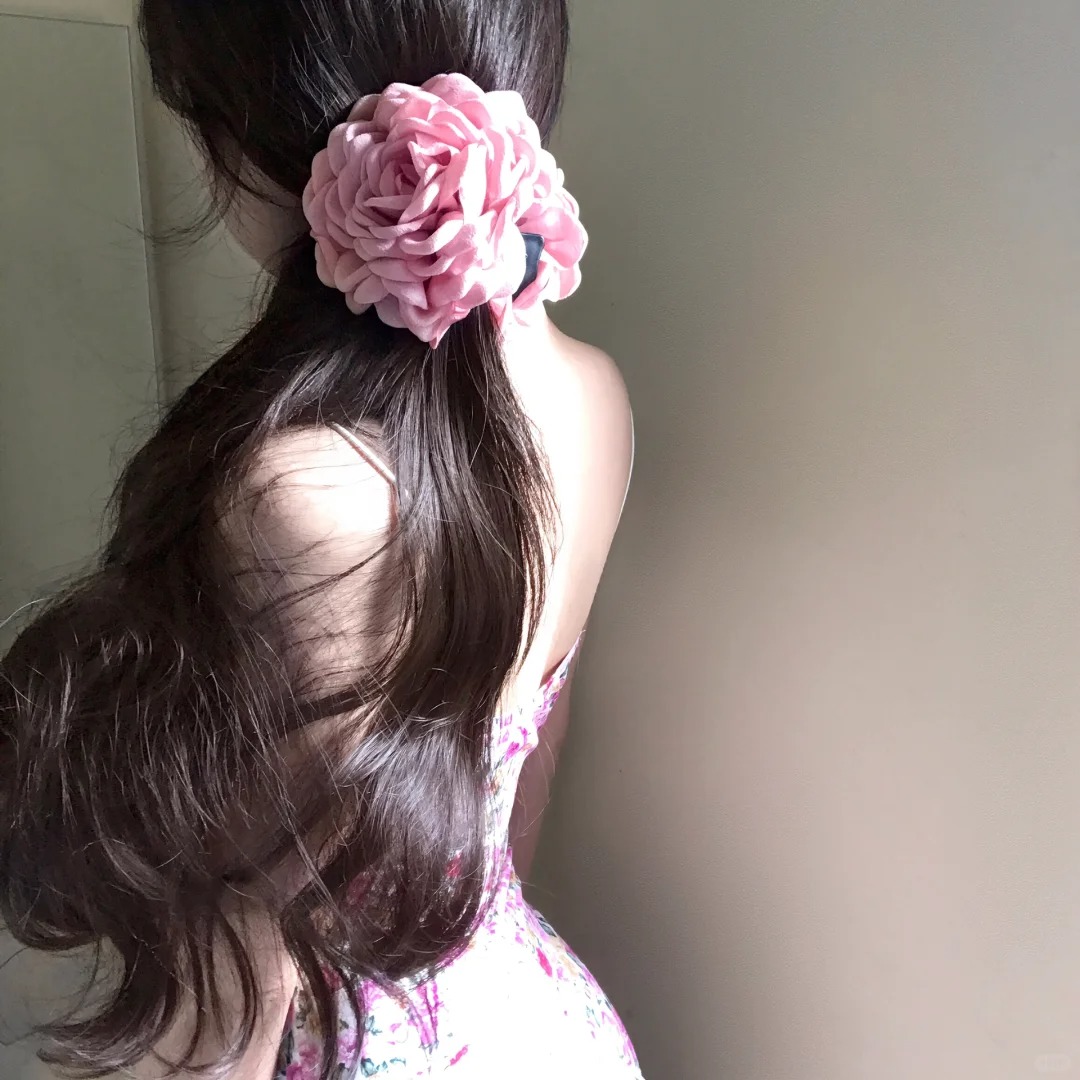 🌸今世簪花来世漂亮
哈哈哈你们最喜欢那张！
这个头花拍照太出片了，好温油！
有