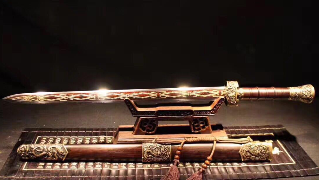 1951年，几个农民用铁镐敲开了戴笠的水泥墓，棺材中除了他的遗骸外，还有一把一尺