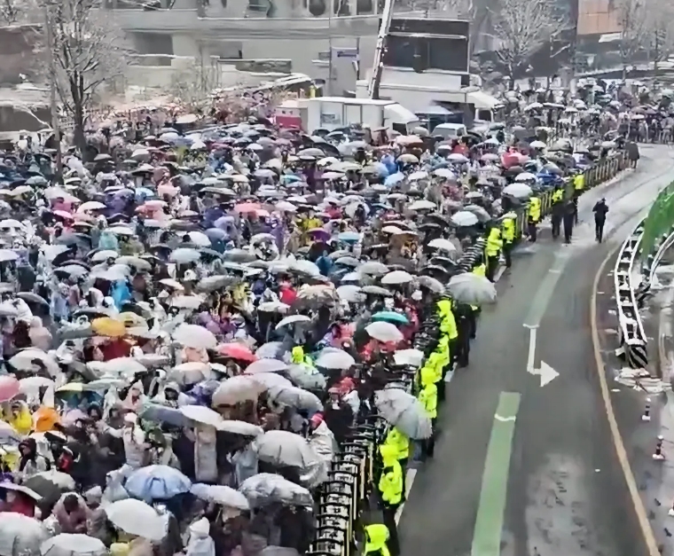 反转！尹锡悦获执政党认可
尽管目前遭到弹劾，但总统尹锡悦支持率正在不断上升，目前