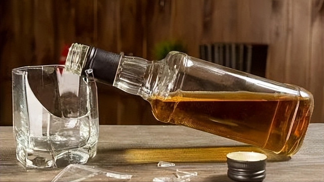 喝酒的人注意了：如果身体有这4种表现，真的一口都别喝了