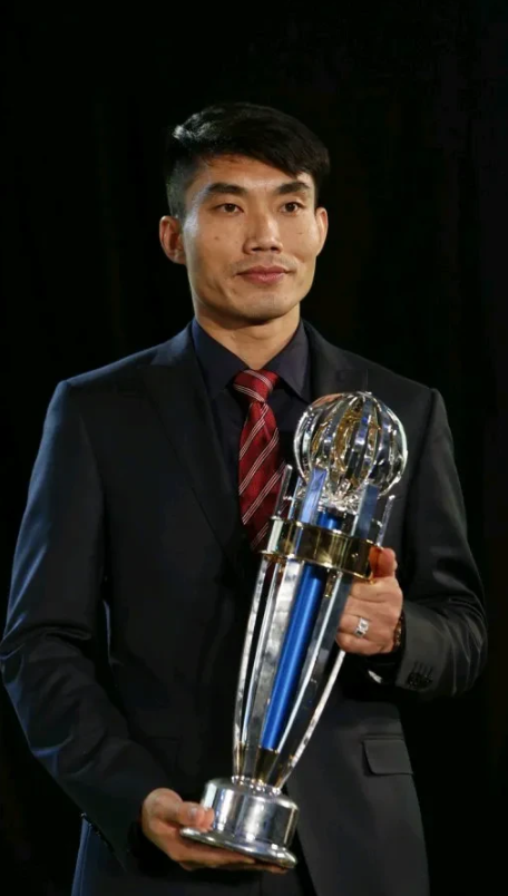 随着国足0-7日本，郑智立马要做的9件事

1、找到吴曦，告诉他，快回来吧！中场