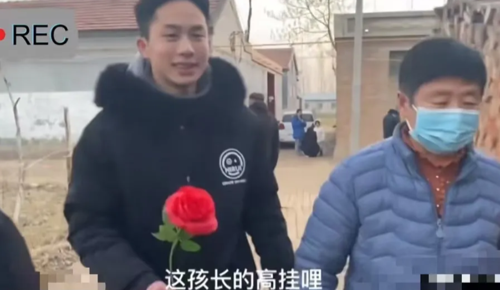 小伙子满怀期待地走进了相亲的场合，眼前的女孩肤色如雪，面容姣好，让他心动不已。然