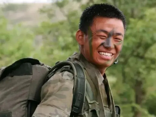 王宝强面相变了
春晚妥妥里的王宝强出场，有一个面部特写。
我心里咯噔一下。
宝强