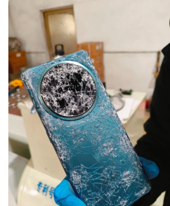 刚买的手机，结果被差别压过去了，这手机还能退吗？

