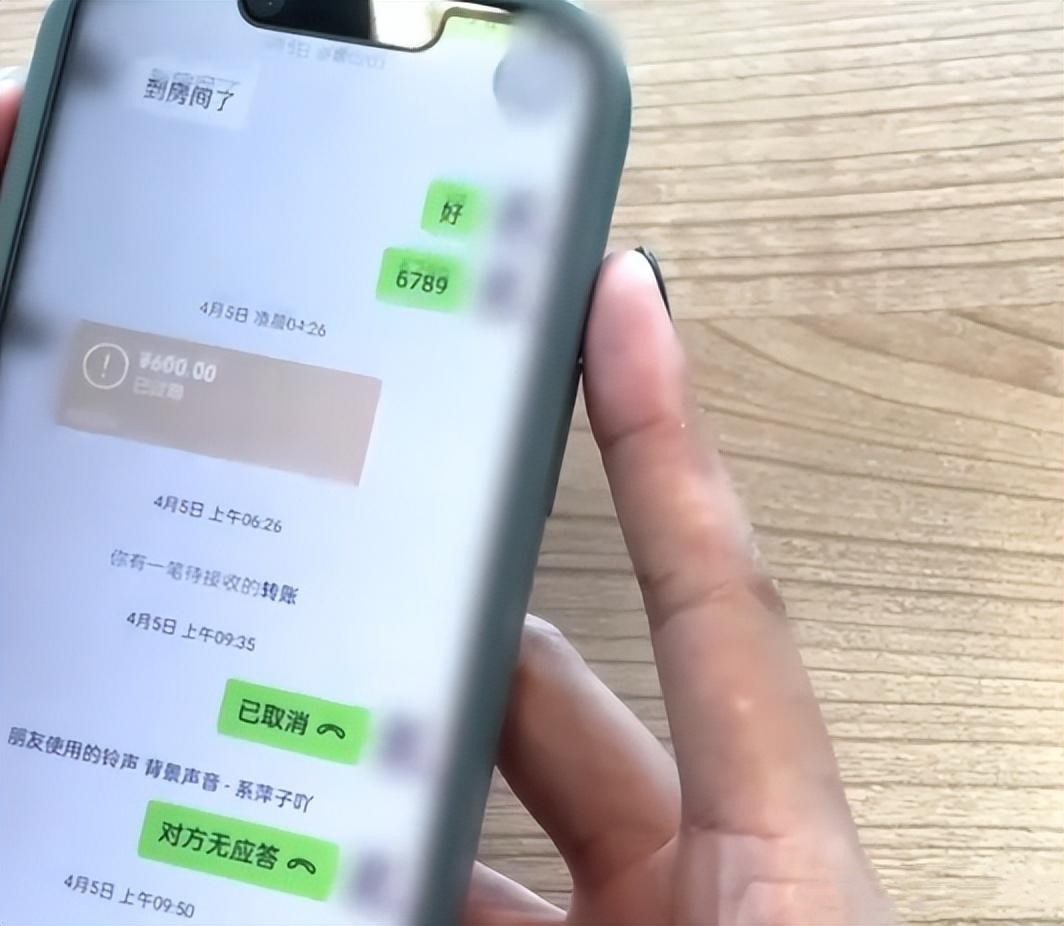 广东佛山，一名男子到足浴店按摩，看到女技师很漂亮，便通过加钟的方式，将女技师带出