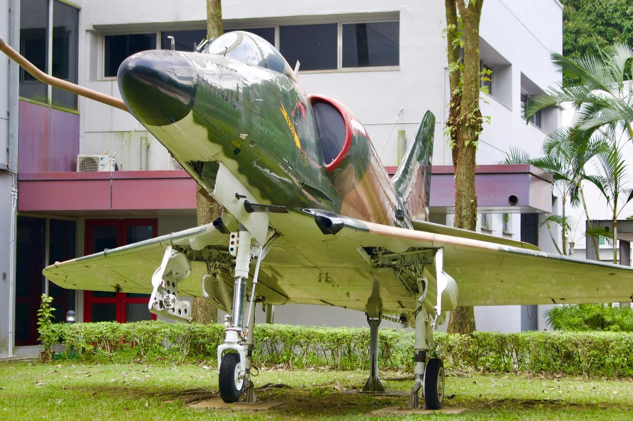 震惊新加坡🇸🇬惊现野生战斗机
除役的A-4“天鹰”战机被遗忘在丛林里的角落：