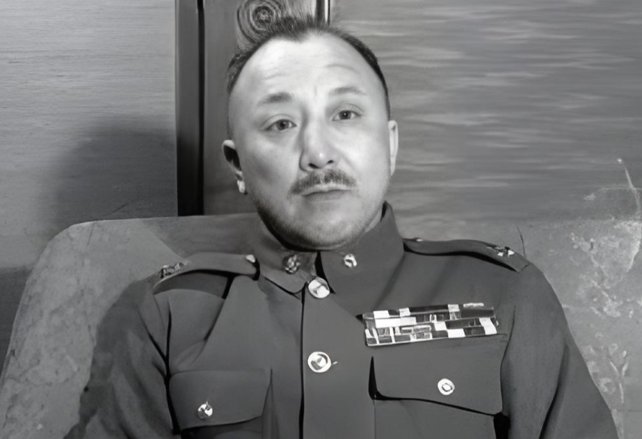 1948年，在东北剿总司令卫立煌带着三十多个亲信乘坐飞机离开，飞机降落到葫芦岛机