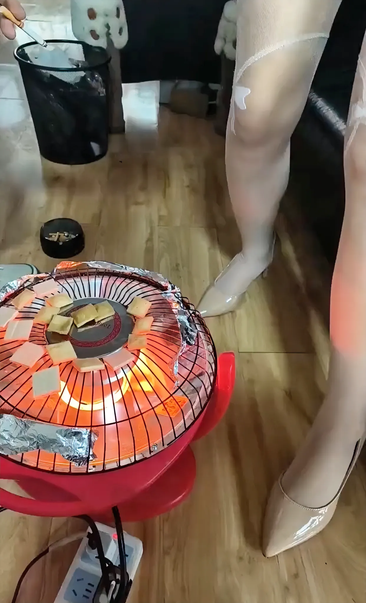 丈母娘拿这烤豆腐，大伙说说这能熟吗？