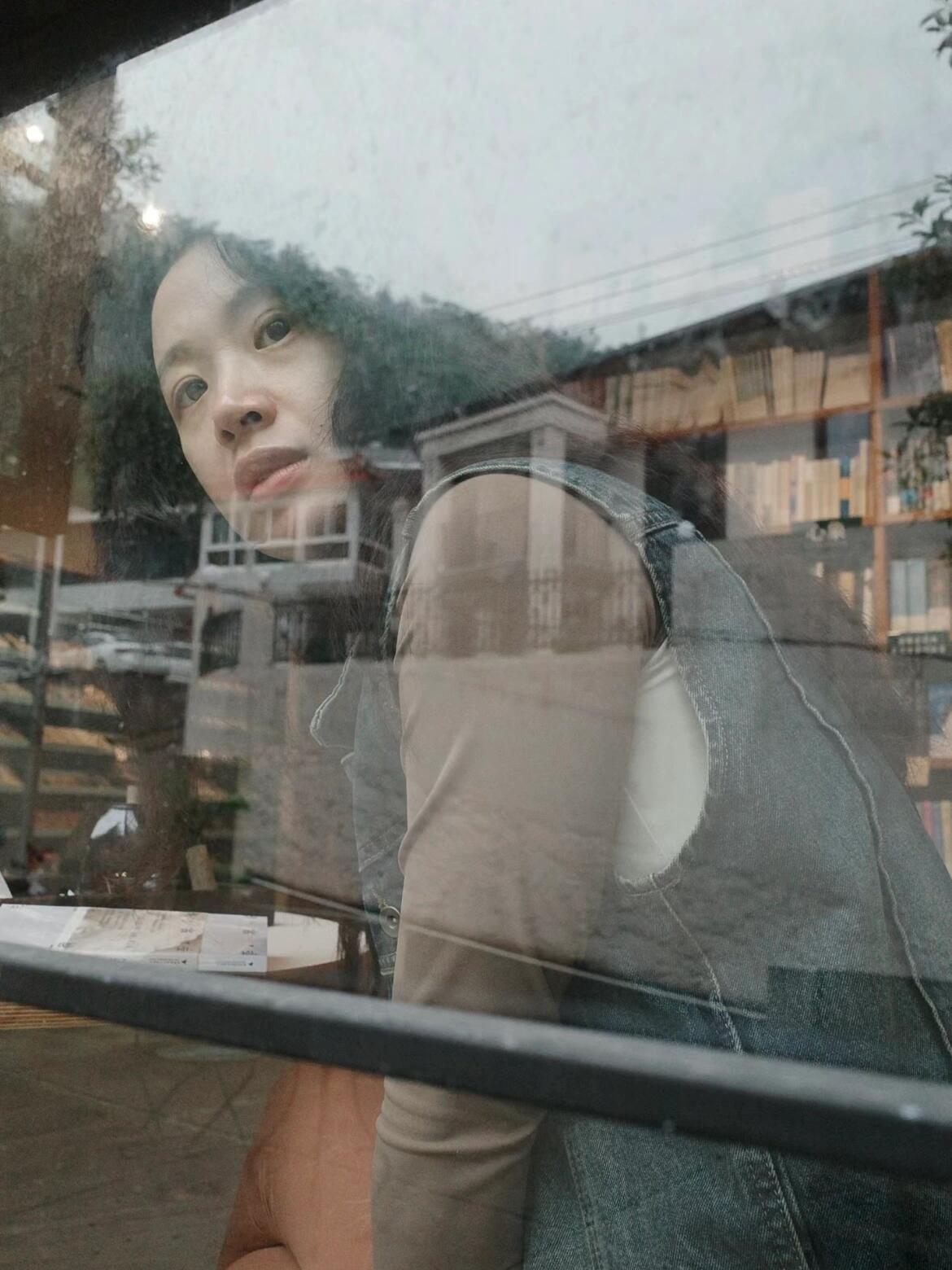 李梦的皮肤很清亮