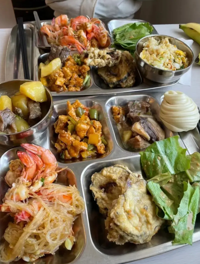 今天开家长会和儿子吃食堂，点了5个菜25块，觉得很划算，但没想到刚坐下，儿子却说