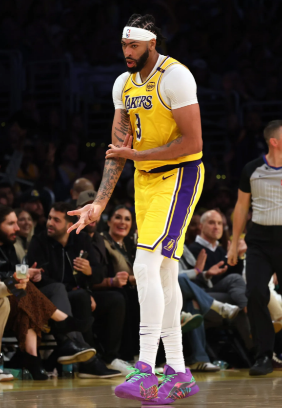 湖人有5个中锋，能用的就一个！

1，浓眉——身高2米08的中锋，场均25.6分