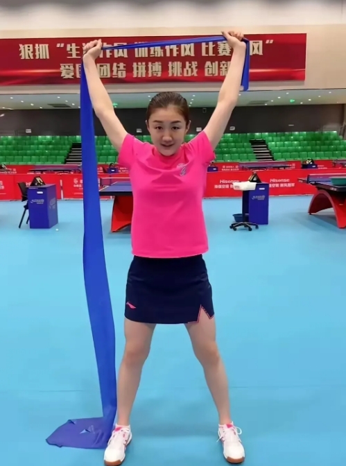 不是都说陈梦是黄晓明表妹吗？前几天黄晓明姥姥去世，这事儿闹得不小，可陈梦这边却一