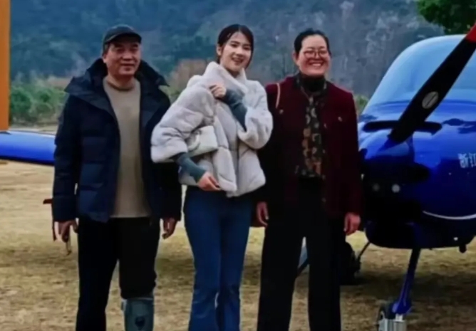 徐枫灿，刚刚25岁的她，荣立三等功啦，春节回家，受到当地隆重而热烈的欢迎，父母也