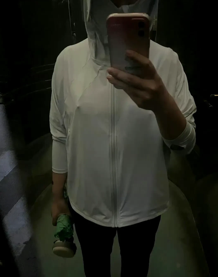 今天穿了一件超级轻薄的防晒衣，结果感觉自己像在裸奔！

下班的时候才发现，我去推