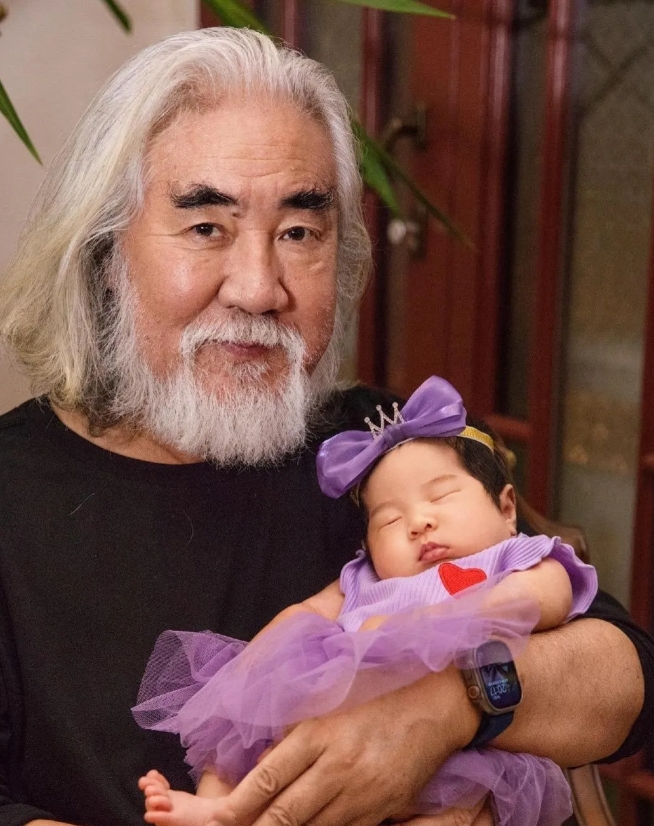 有钱人的生活太不容易了，著名大导演张纪中，今年都74岁了，每天回家后需要照顾4个