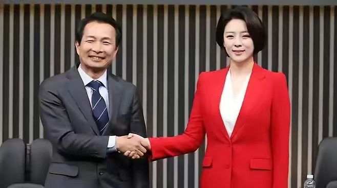 韩国大选局势突变！曾被飞石砸伤的候选人裴贤镇意外逆袭，以惊人势头领跑选举，预计斩