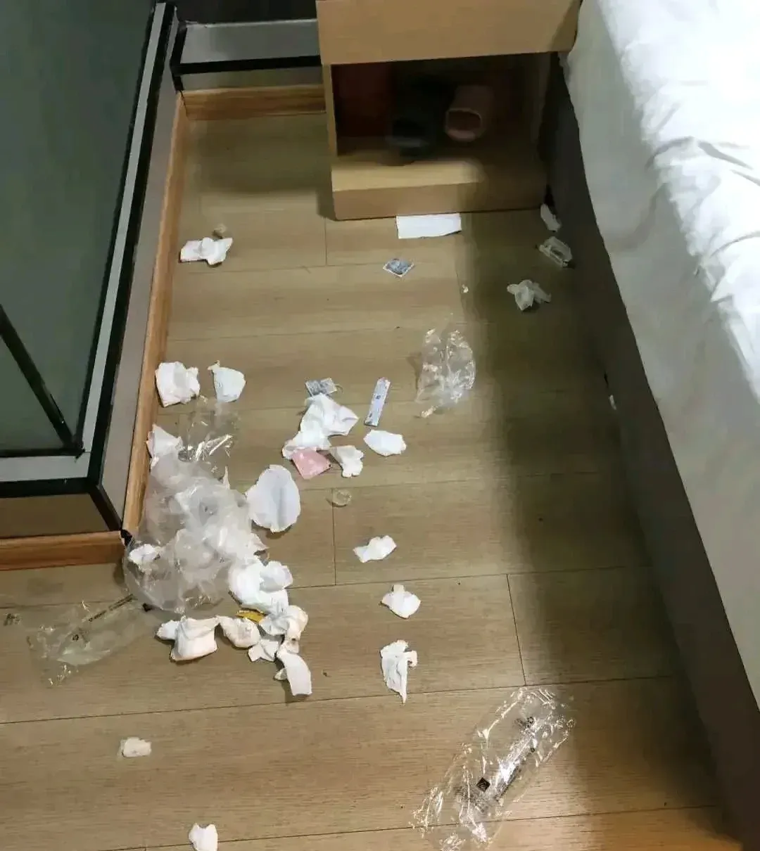 酒店住一晚的成果。看着地上的用过的纸巾内心充满愧疚，太浪费了，以前没有纸巾的时候